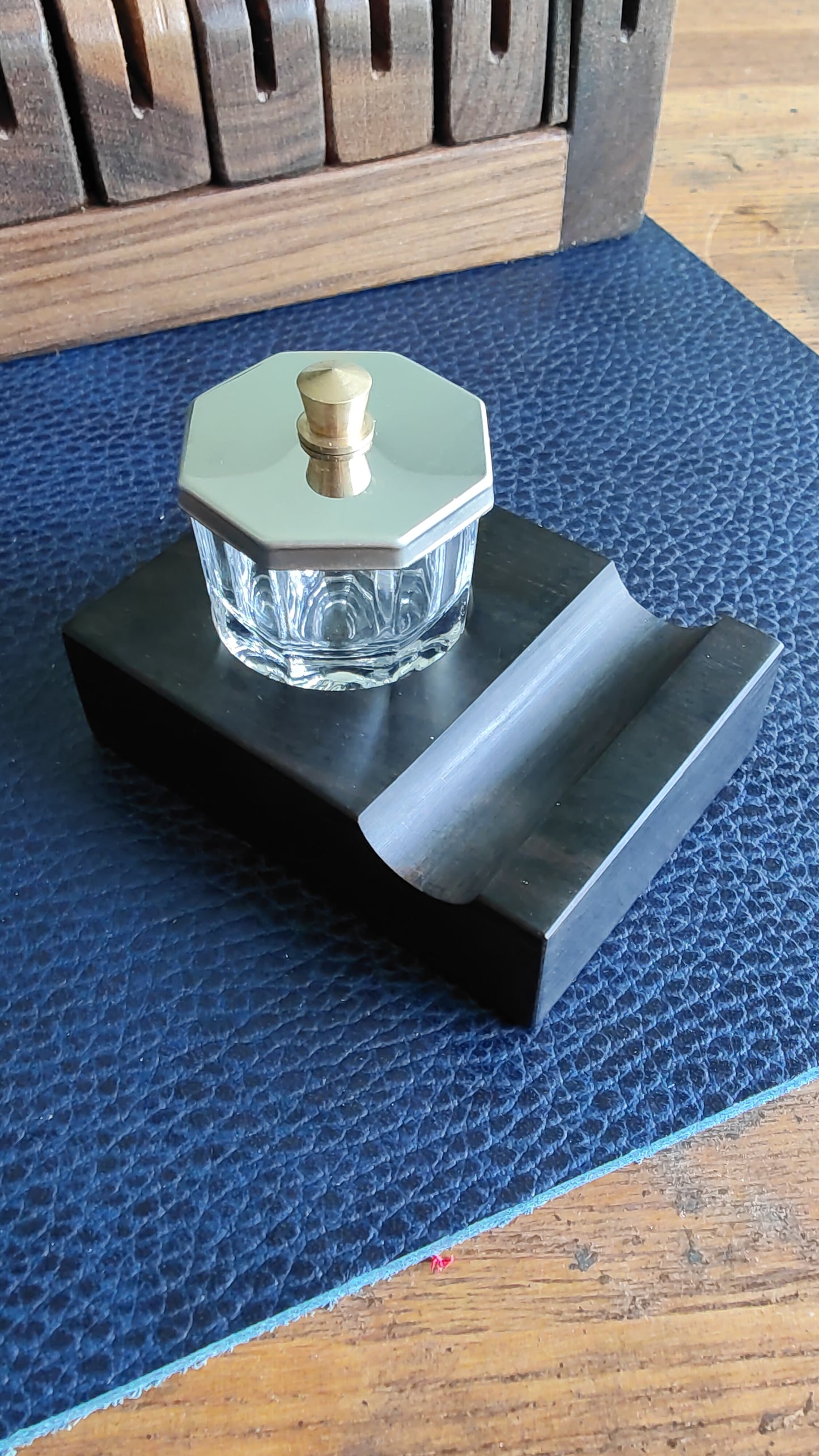 Edge Paint Pot With Stand