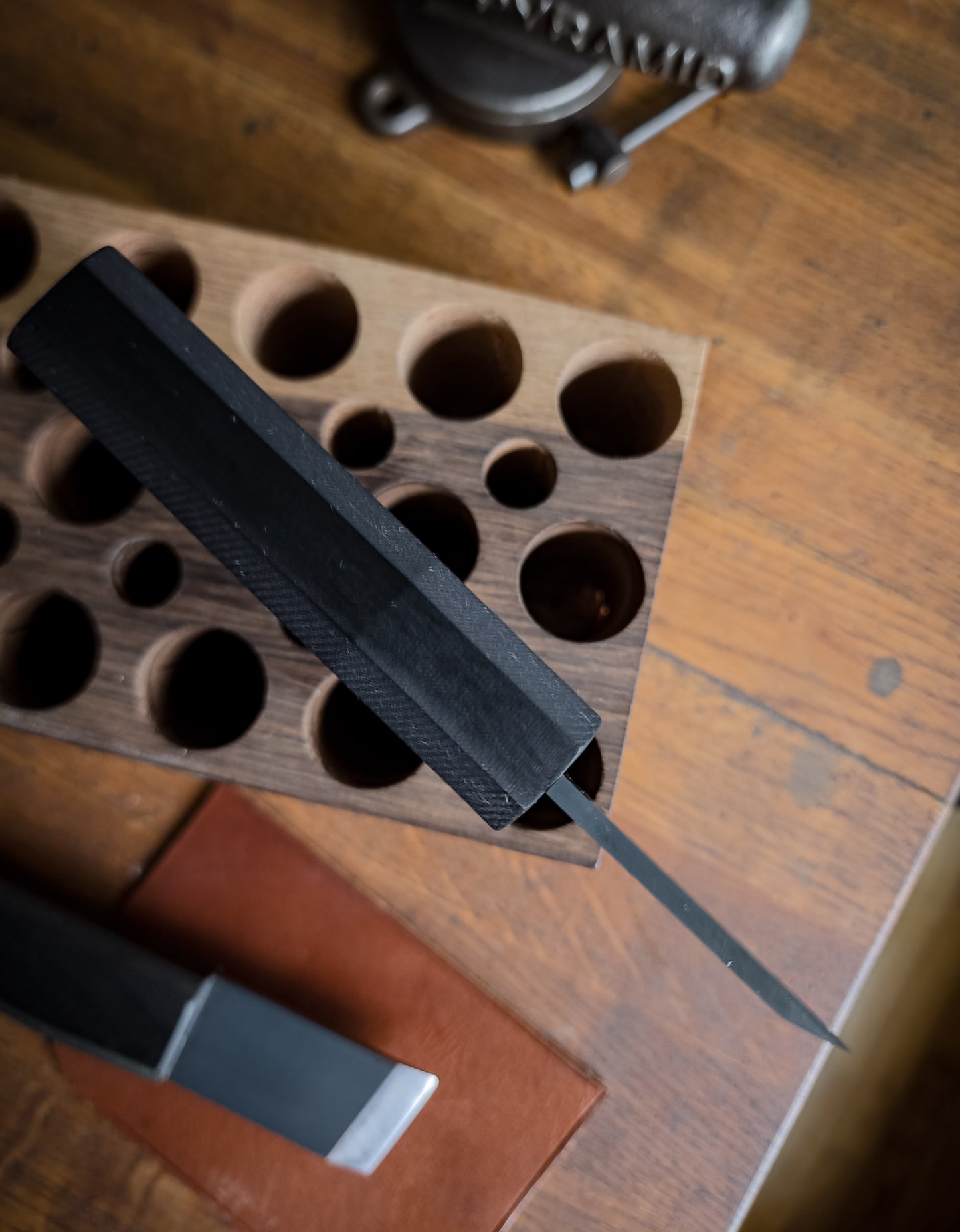 Crimson Slanted Flush Cut Knife